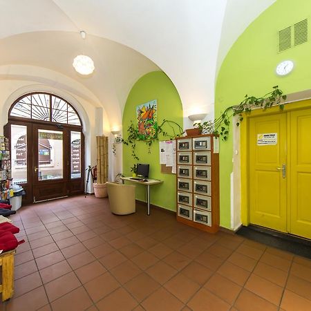 Hostel Mango Прага Экстерьер фото