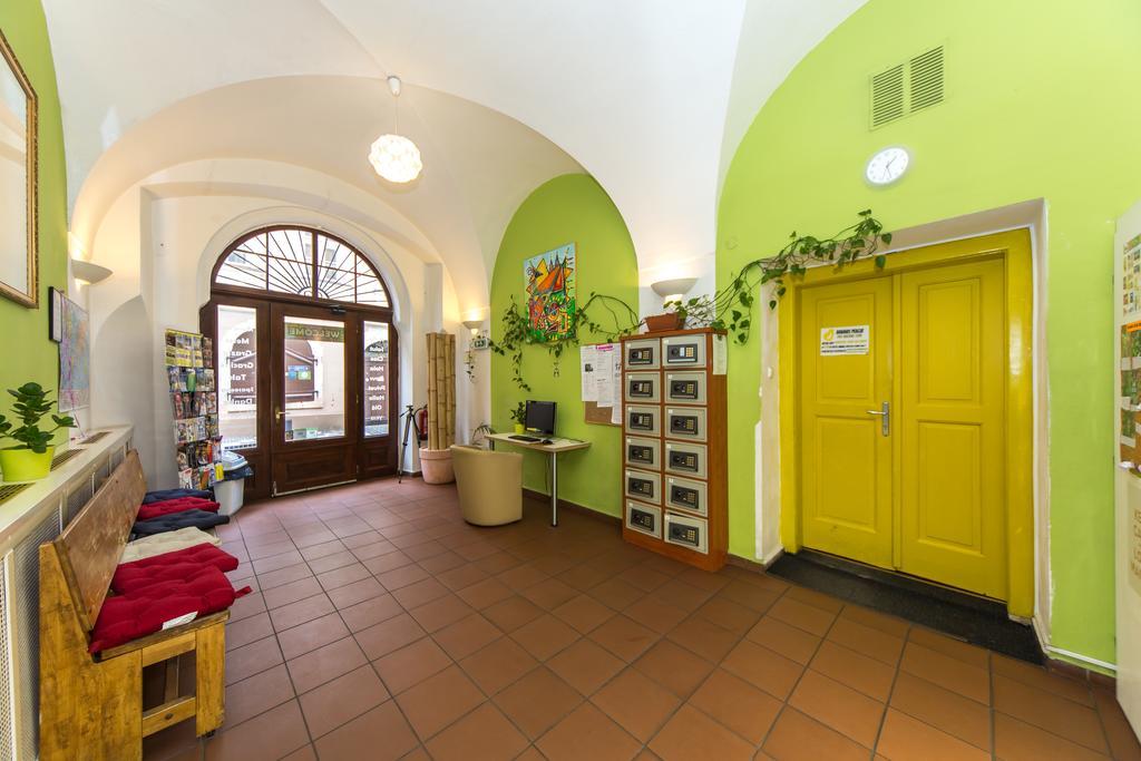 Hostel Mango Прага Экстерьер фото