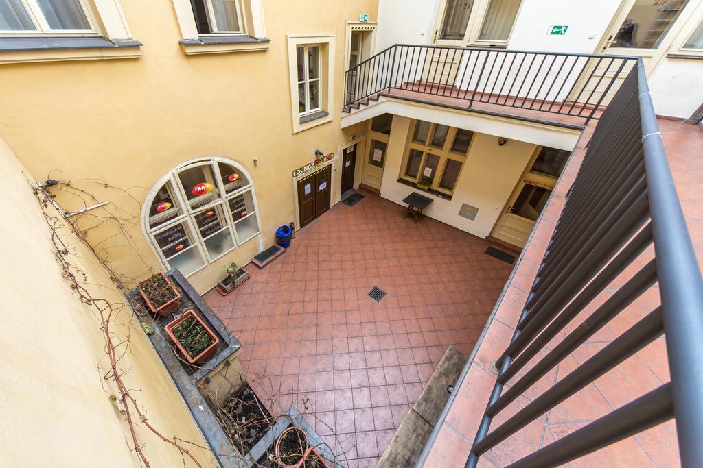 Hostel Mango Прага Экстерьер фото