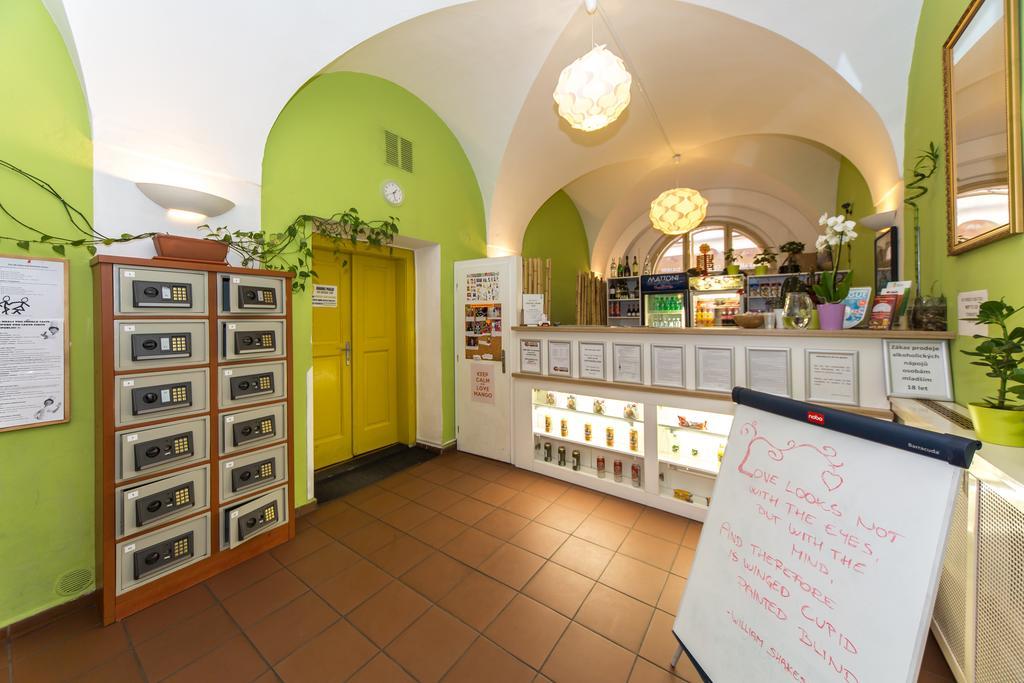 Hostel Mango Прага Экстерьер фото